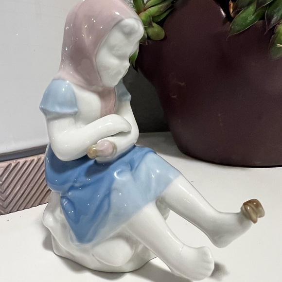 GEROLD PORZELLAN BAVARIA WEST GERMANY GIRL WITH BUTTERFLY FIGURINE - Picture 2 of 12